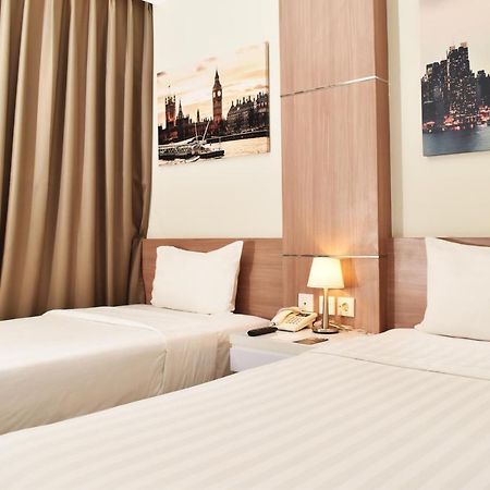 Hotel Dharmein Джакарта Экстерьер фото