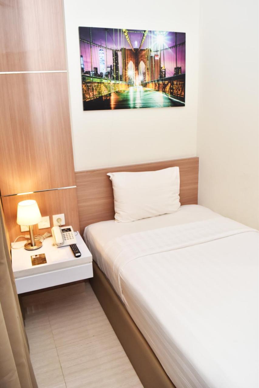 Hotel Dharmein Джакарта Экстерьер фото