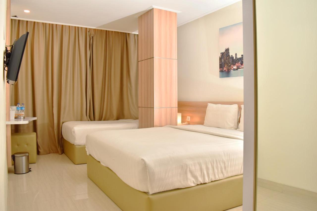 Hotel Dharmein Джакарта Экстерьер фото